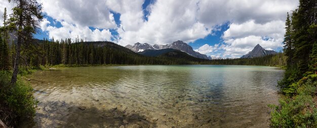 Photo panoramic view of beautiful westridge lake surrounded by canadian rocky mountains