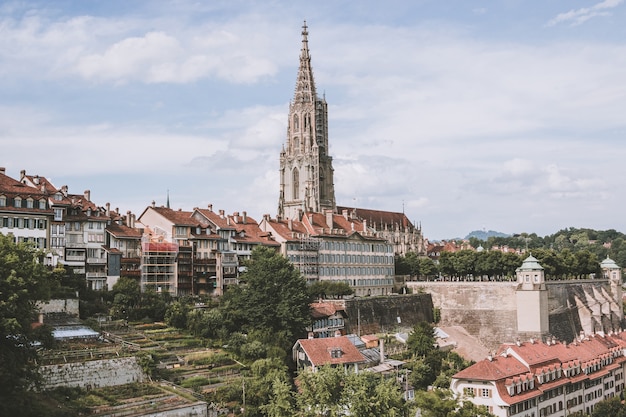 베른 교회당(Bern Minster)과 유서 깊은 구시가지 베른(Bern), 스위스(Switzerland), 유럽(Europe)의 수도에 대한 탁 트인 전망. 여름 풍경, 화창한 날과 푸른 하늘