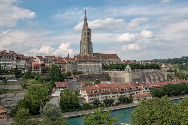 베른 교회당(Bern Minster)과 스위스 베른(Bern)의 유서 깊은 구시가지(Bern)의 탁 트인 전망. 여름 풍경, 화창한 날과 푸른 하늘