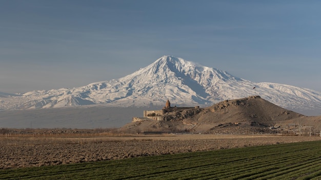 Photo panoramic view of biblical mount ararat at sunrise with ancient armenian monastery khor virap