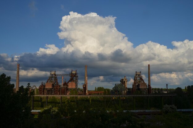 Photo panoramic view of blast furnaces against sky in landschaftspark duisburg nord