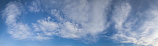 白い雲と青い空のパノラマビュー