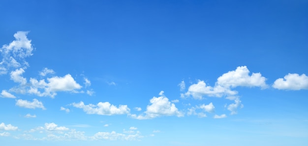 Vista panoramica del cielo azzurro con nuvole bianche.