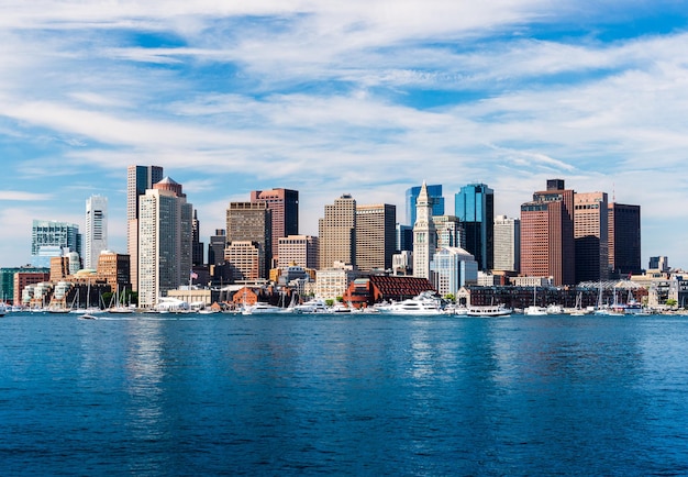 Панорамный вид на горизонт Бостона, вид из гавани, небоскребы в центре Бостона, городской пейзаж столицы Массачусетса, США