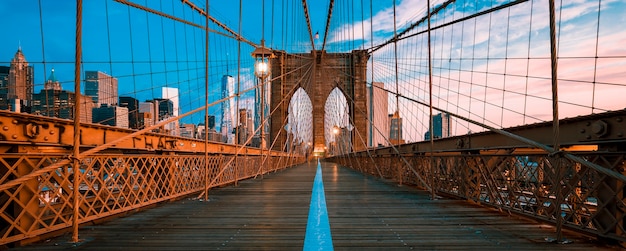 Панорамный вид на Бруклинский мост в Манхэттене, Нью-Йорк