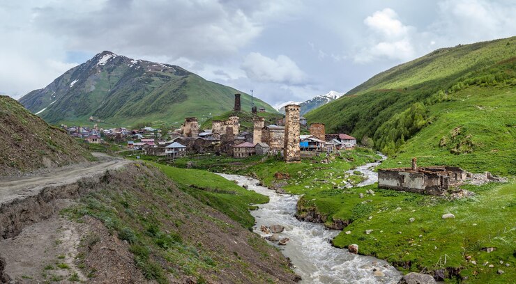 Фотография панорамный вид на здания и горы на фоне неба