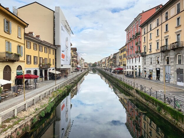 Foto vista panoramica del canale tra gli edifici contro il cielo