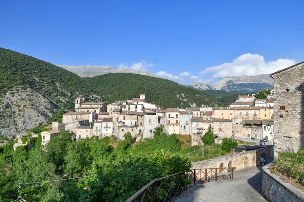 Foto vista panoramica di cansano, un villaggio dell'abruzzo, in italia