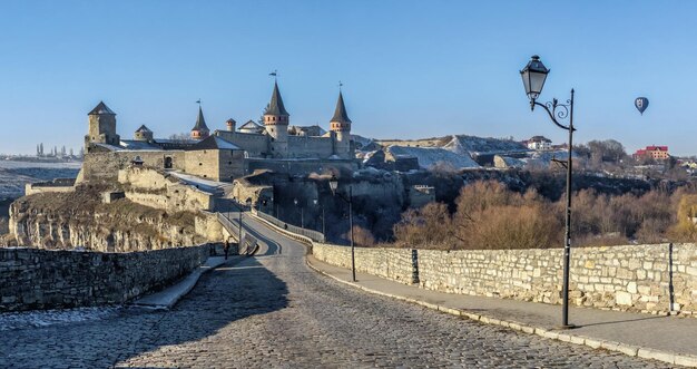 Photo panoramic view of the castle bridge to kamianets-podilskyi fortress on a sunny winter morning