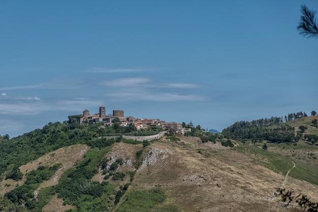 Photo panoramic view of castle on mountain against sky