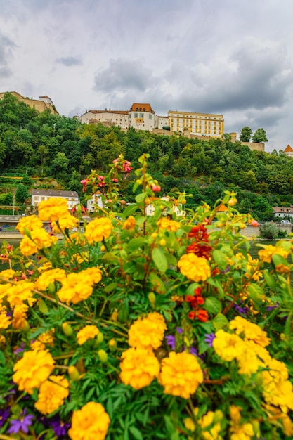 Photo panoramic view castle veste oberhaus on river danube antique fortress in passau lower bavaria