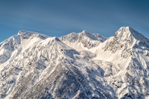 Vista panoramica sulle montagne del caucaso della stazione sciistica krasnaya polyana, sochi, russia.