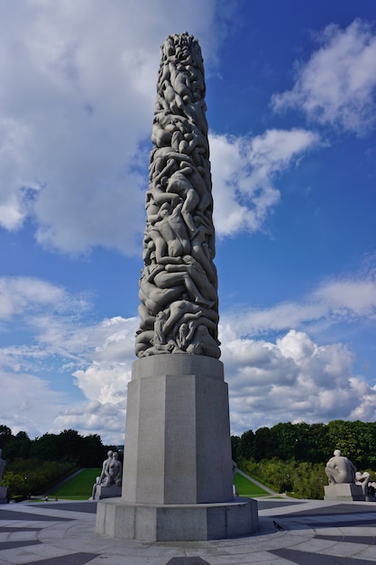 Gustav Vigeland, Frogner Park, Oslo, Norway에 의해 사람들의 조각으로 만들어진 중앙 오벨리스크의 전경.