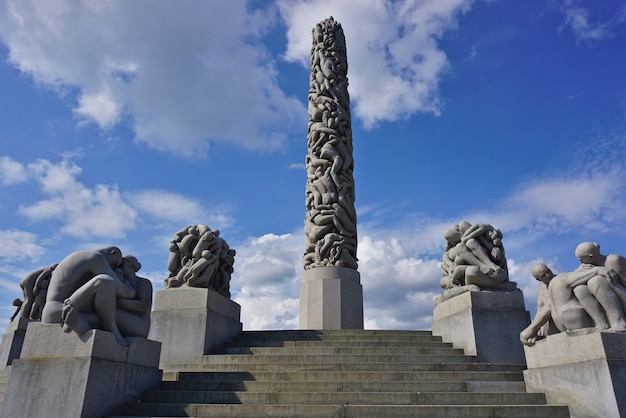 Gustav Vigeland, Frogner Park, Oslo, Norway에 의해 사람들의 조각으로 만들어진 중앙 오벨리스크의 전경.