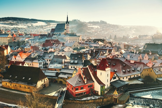 겨울, 체코 공화국의 체스키 크룸로프(Cesky Krumlov)의 탁 트인 전망. 눈 덮인 빨간 지붕의 보기입니다. 유럽의 여행과 휴가. 크리스마스와 새해 시간입니다. 유럽 마에서 화창한 겨울 날입니다.