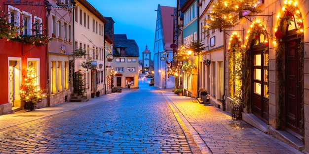 Vista panoramica della strada di natale con cancello e torre plonlein nel centro storico medievale di rothenburg ob der tauber, baviera, germania meridionale