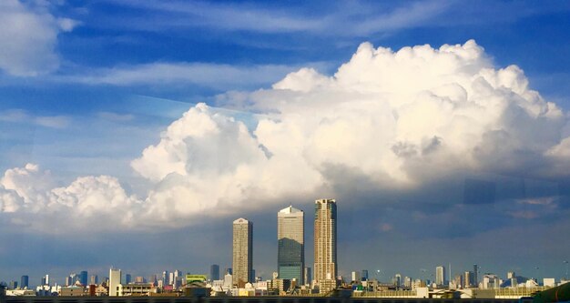 Foto vista panoramica della città contro un cielo nuvoloso
