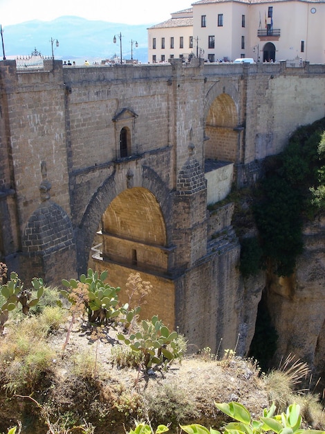 화창한 날 Ronda Spain의 도시와 다리의 탁 트인 전망