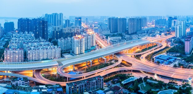 日暮れ武漢中国の都市インターチェンジのパノラマビュー