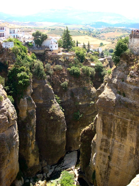 화창한 날 Ronda Spain의 도시와 풍경의 탁 트인 전망