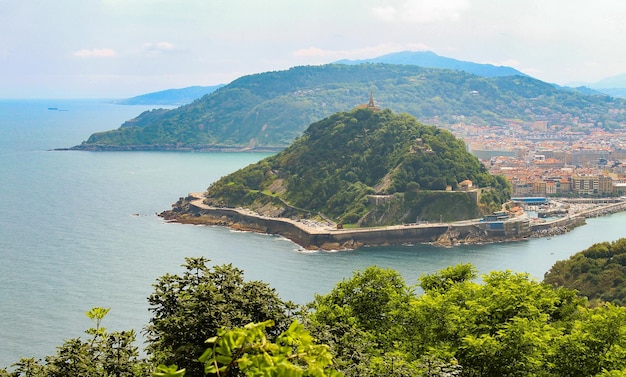 Foto vista panoramica della città e dell'oceano in una giornata estiva san sebastian spagna