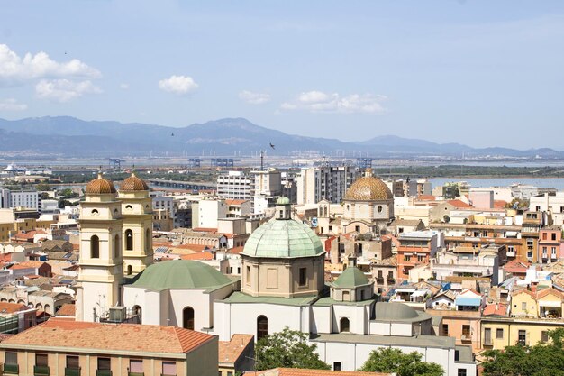 Панорамный вид на город в летний день Кальяри Италия
