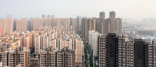 空の背景にある都市風景のパノラマ景色