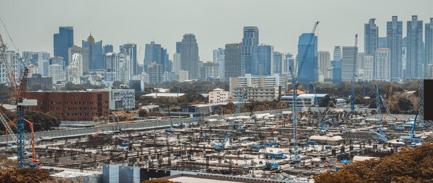 Vista panoramica del paesaggio urbano e del cantiere nella metropoli