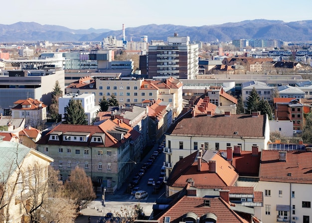 류블랴나(Ljubljana)의 도시 경관과 슬로베니아(Slovenia) 산의 탁 트인 전망.