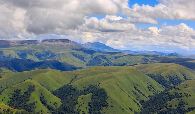 Панорамный вид на облака над холмами у Эльбруса.