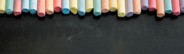 Photo panoramic view of colorful chalks on table