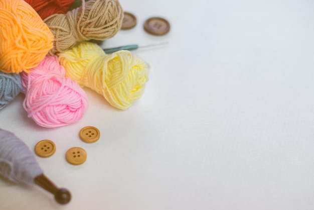 編み針のウール糸セットの編みアクセサリーボールと構成のパノラマビュー