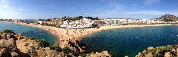 Photo panoramic view of costa brava against sky