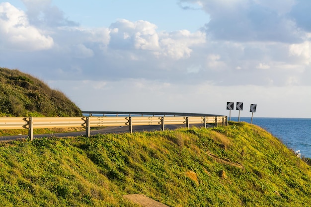 Панорамный вид на проселочную дорогу вдоль побережья