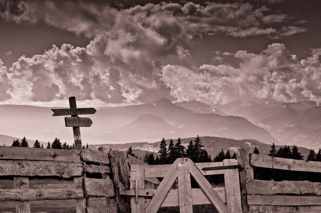 Photo panoramic view of cross on mountain against sky