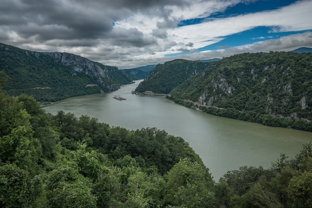 Foto vista panoramica del fiume danubio da golo brdo, serbia