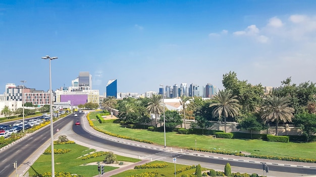 초고층 빌딩 거리와 푸른 야자수가 있는 공원이 있는 두바이 시티(Dubai City)의 탁 트인 전망 Dubai UAE