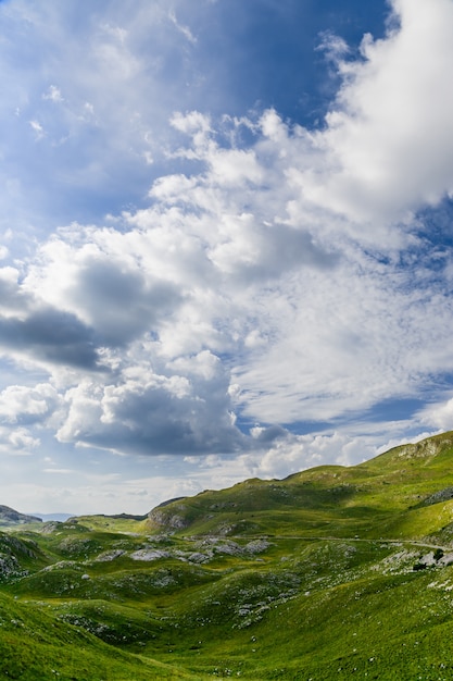 Foto vista panoramica a durmitor, montenegro. strada di montagna