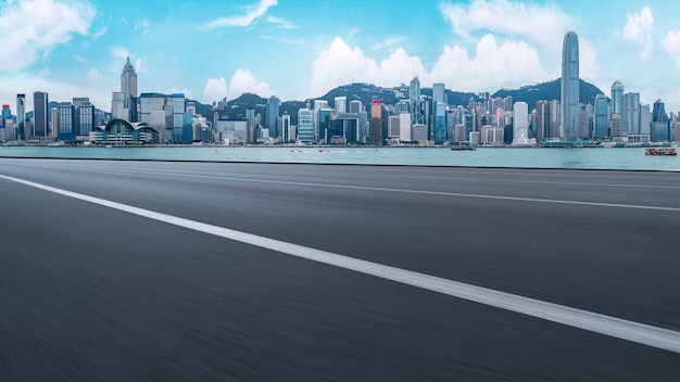 Панорамный вид на пустую дорогу в городе