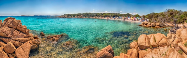 Панорамный вид на очаровательный пляж Каприччоли, одно из самых красивых мест на побережье Коста Смеральда, северная Сардиния, Италия.