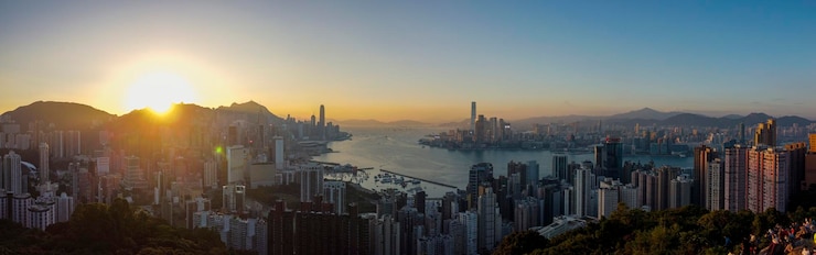 Photo ドローンで撮影された夕暮れの空を背景に有名なビクトリア・ハーバーのパノラマ景色