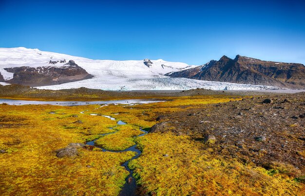 Fjallsarlon Glacier Lagoon 및 전경에서 컬러 이끼의 탁 트인 전망