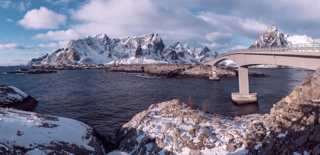 겨울에 노르웨이 로포텐 제도(Lofoten Islands Norway)의 유명한 관광 명소인 함노이(Hamnoy) 어촌 마을 근처의 피요르드와 다리의 탁 트인 전망