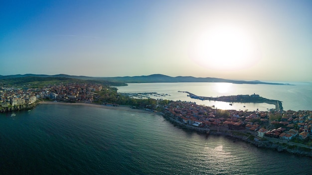 불가리아의 흑해로 씻겨진 집과 거리가 있는 Pomorie 마을 위의 높은 곳에서 탁 트인 전망