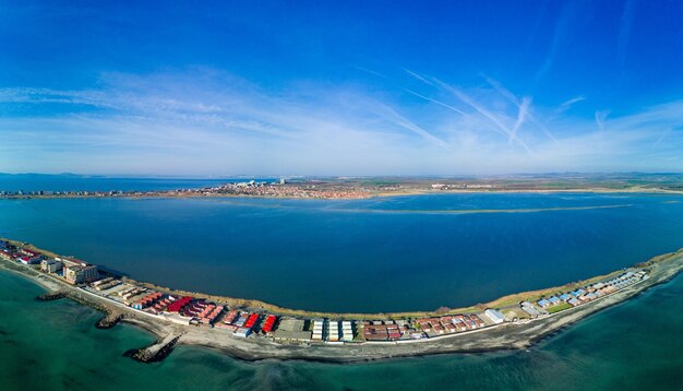 Foto vista panoramica da un'altezza sopra la città di pomorie con case e strade bagnate dal mar nero in bulgaria