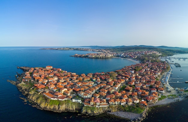 Панорамный вид с высоты над городом Поморие с домами и улицами, омываемыми Черным морем в Болгарии