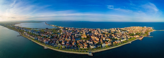 불가리아의 흑해로 씻겨진 집과 거리가 있는 Pomorie 마을 위의 높은 곳에서 탁 트인 전망