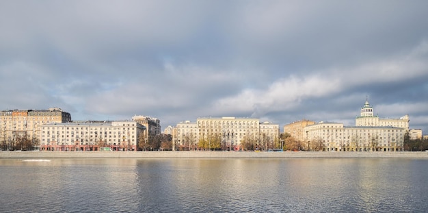Панорамный вид с набережной Московской реки возле парка Горького на противоположный берег