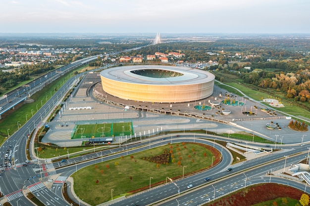 Панорамный вид сверху на город Вроцлав, городской стадион Вроцлав на закате, Польша