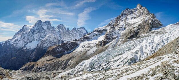 Панорамный вид на ледник Блан высотой 2542 м, расположенный в массиве Экрен во французских Альпах.